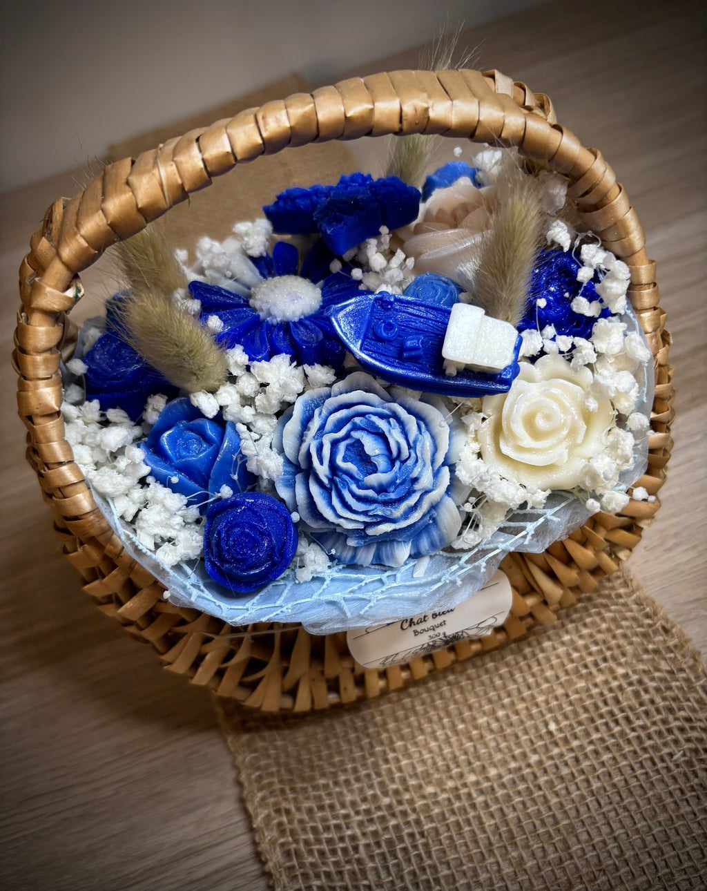 Panier de fondants Chat bleu – vue de côté avec étiquette – Flamme & parfums