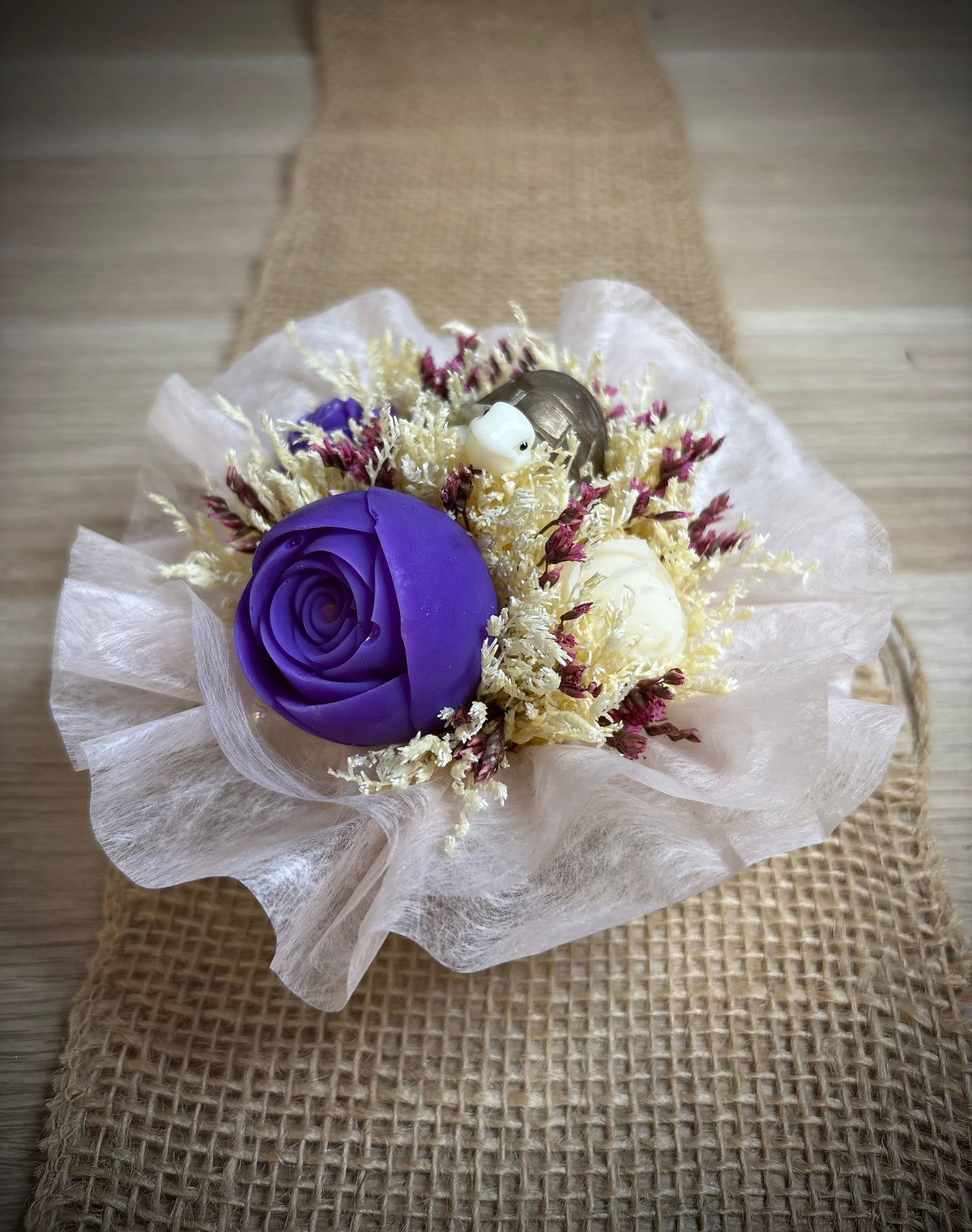 Bouquet de fondants Macaron Framboise Violette violet et blanc vue de côté Flamme & parfums